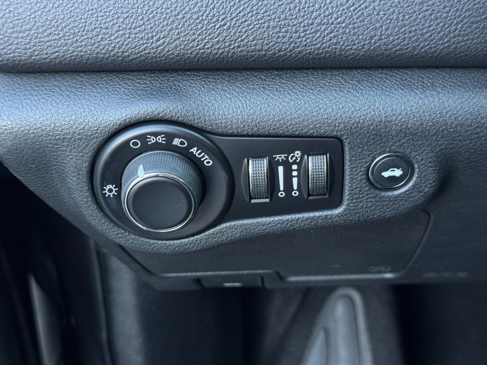 Used 2015 Chrysler 200 Limited w/ Convenience Group image 16