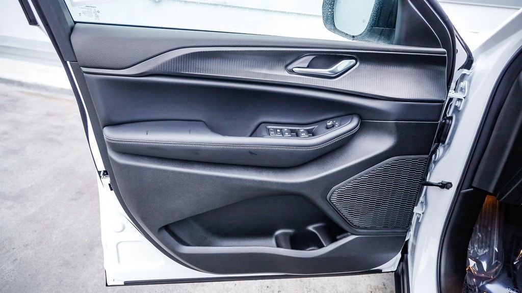 New 2025 Jeep Grand Cherokee Altitude image 22