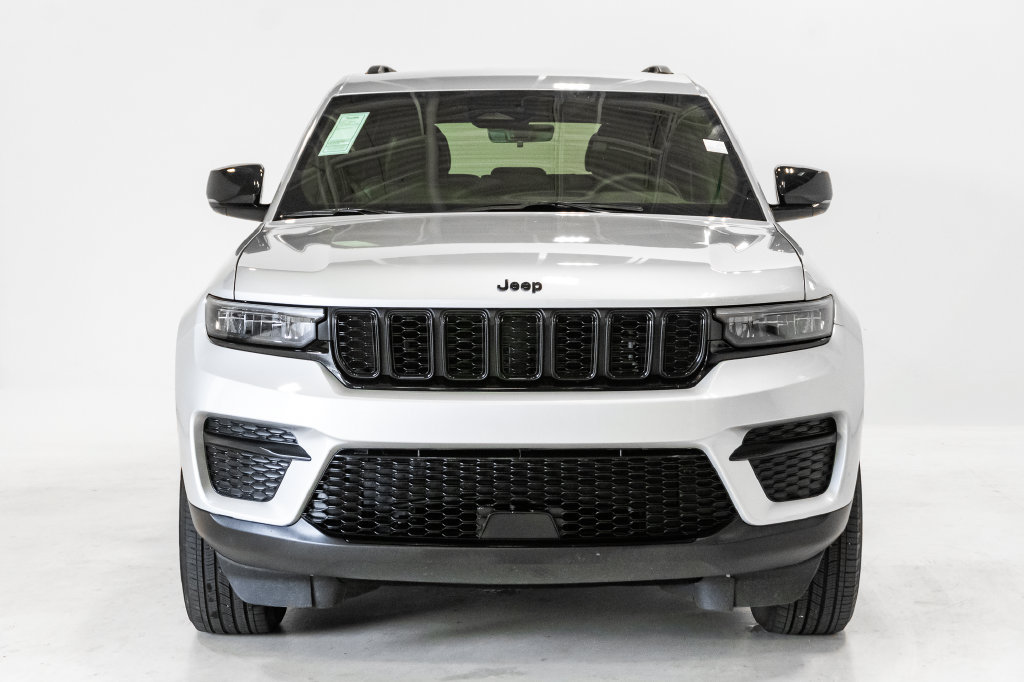 Used 2025 Jeep Grand Cherokee Altitude AWD/4WD image 5