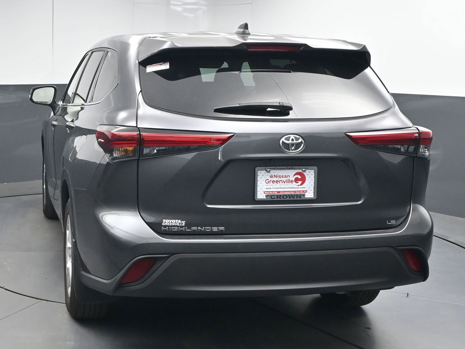 Used 2022 Toyota Highlander LE image 6