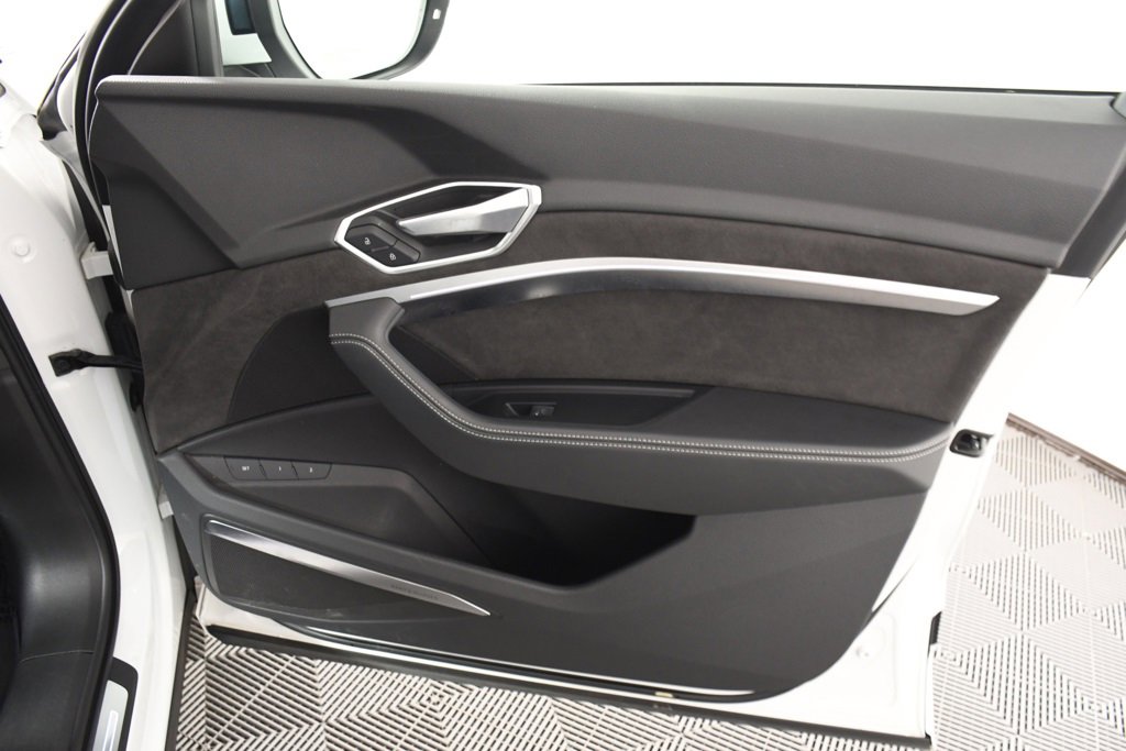 Used 2021 Audi e-tron Prestige w/ Prestige Package image 16