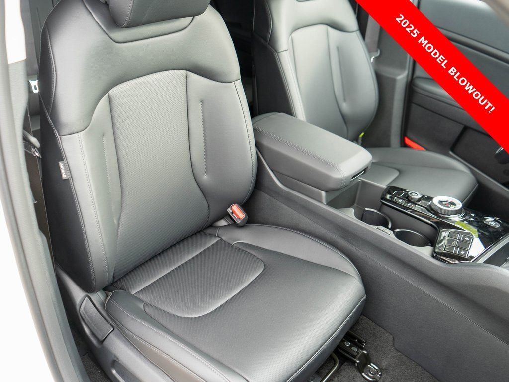 Used 2025 Kia Sportage EX image 9