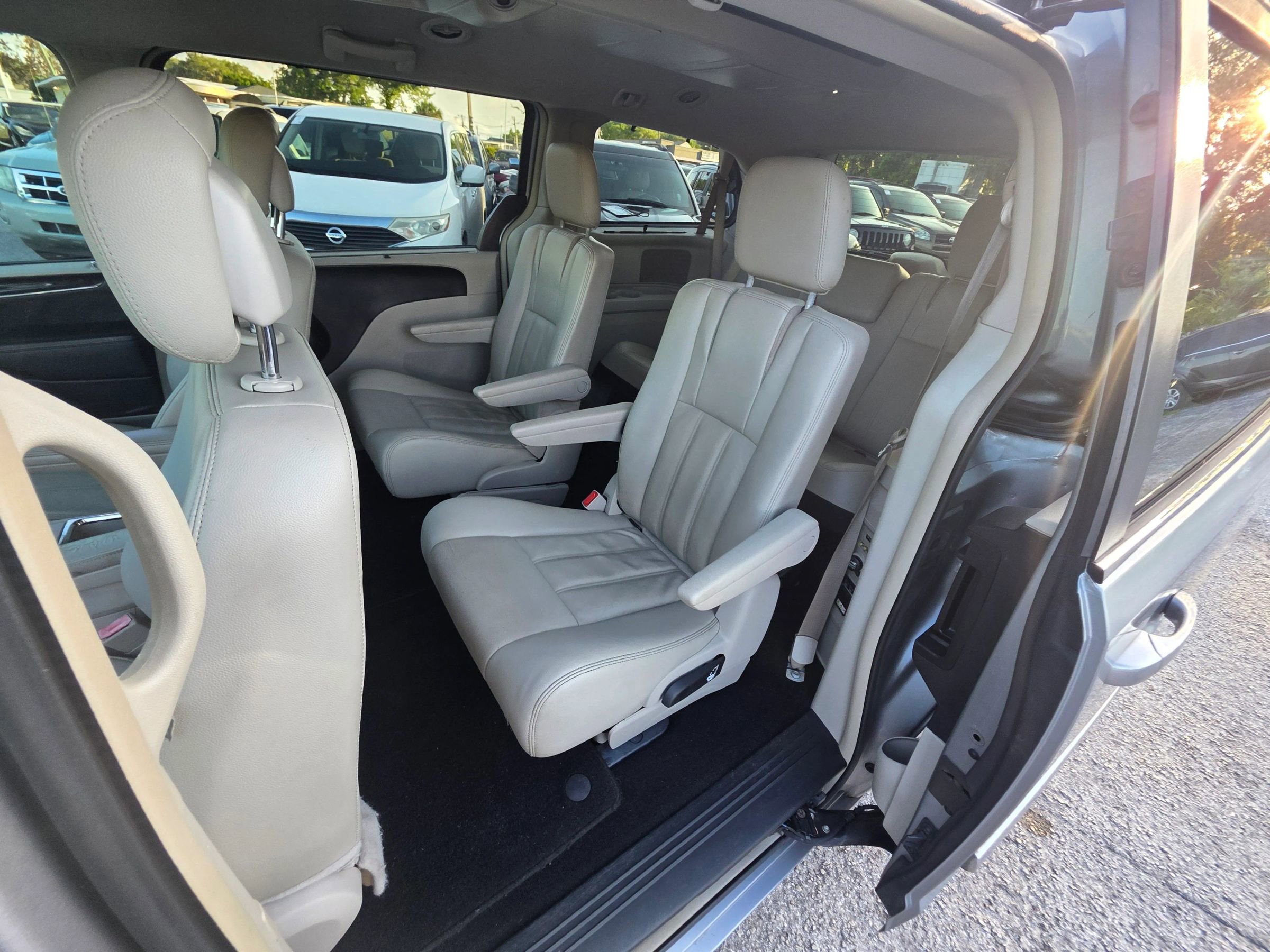 Used 2014 Chrysler Town & Country Touring FWD image 13