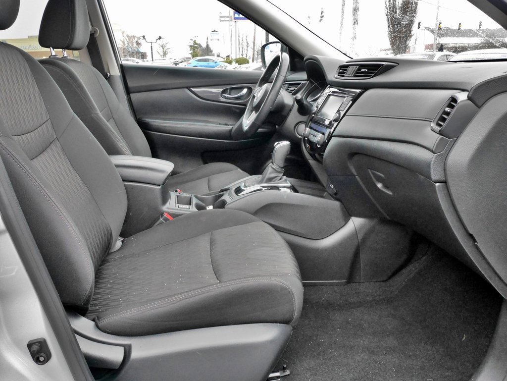 Used 2020 Nissan Rogue SV image 12