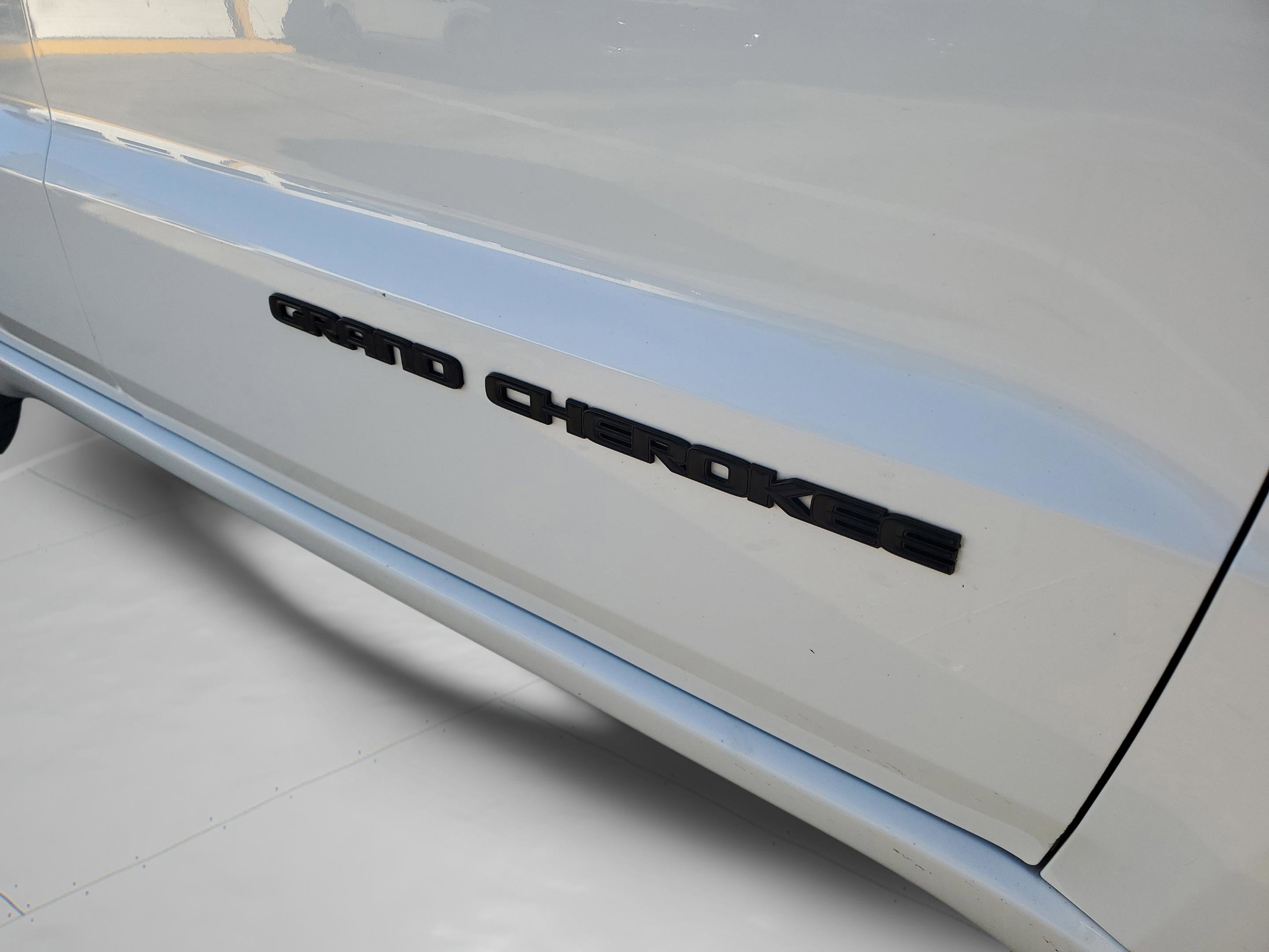 Used 2020 Jeep Grand Cherokee Altitude AWD/4WD image 30