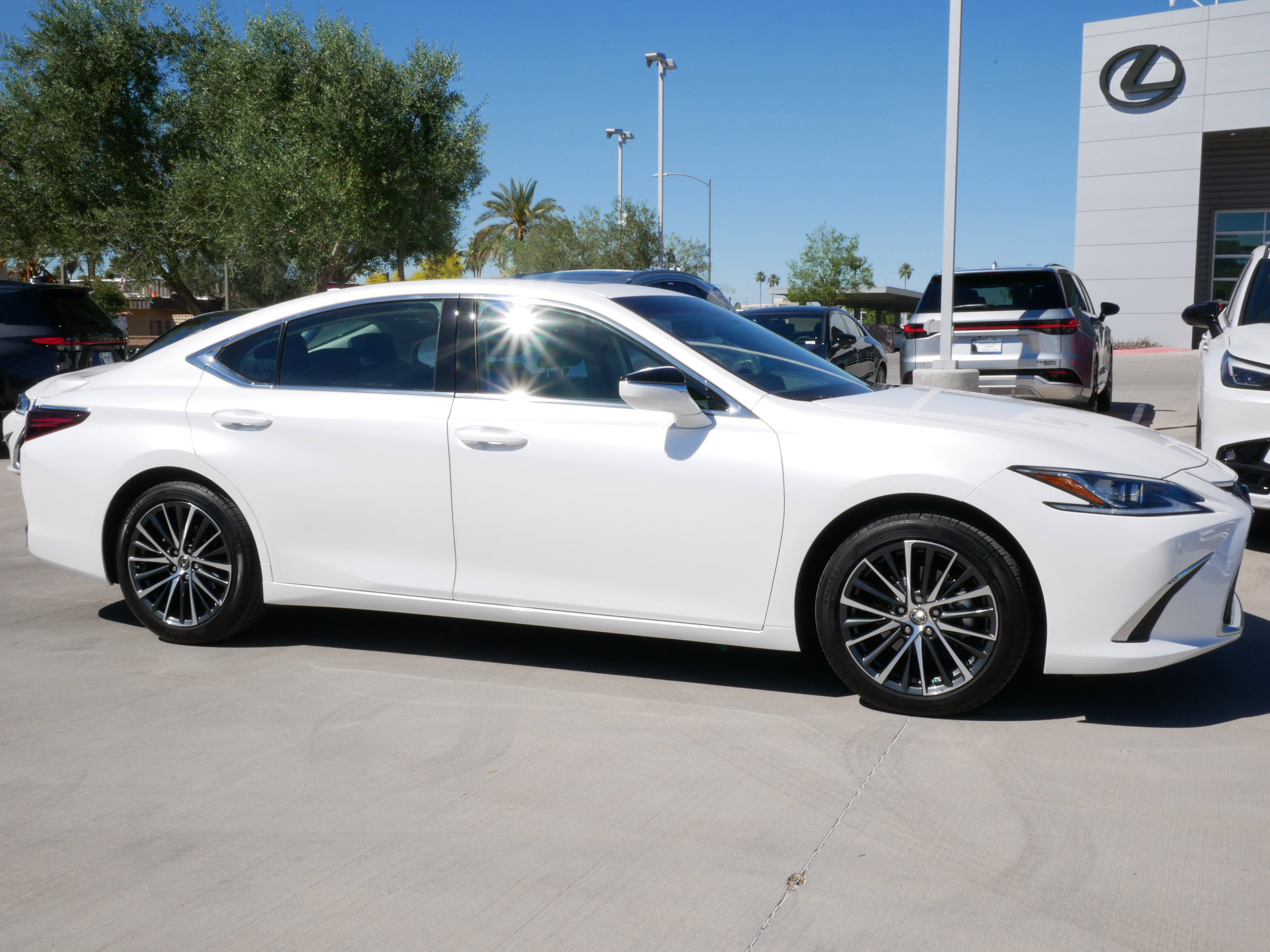 Certified 2025 Lexus ES 300h w/ Premium Package image 15