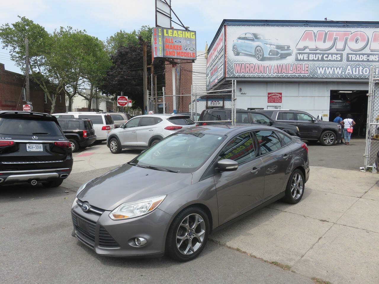 Used 2014 Ford Focus SE w/ Equipment Group 201A FWD image 2