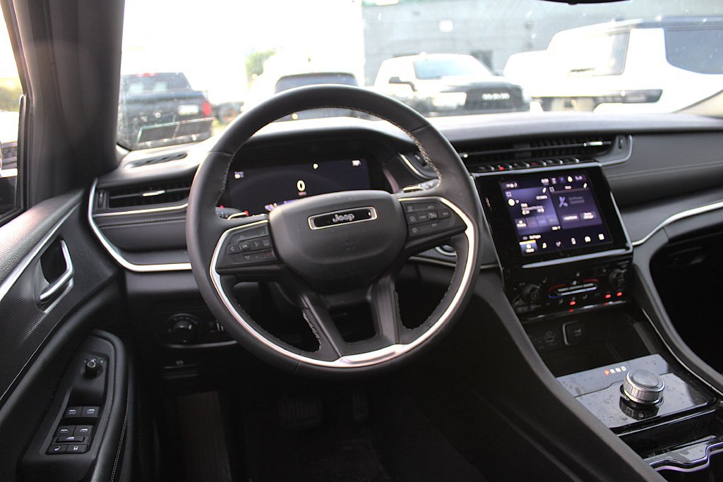 Used 2023 Jeep Grand Cherokee L Laredo AWD/4WD image 4