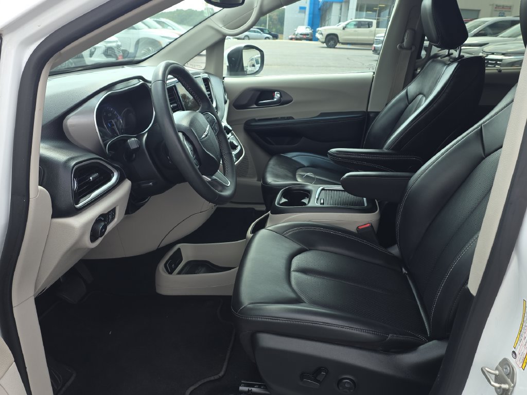 Used 2023 Chrysler Pacifica Touring-L FWD image 15