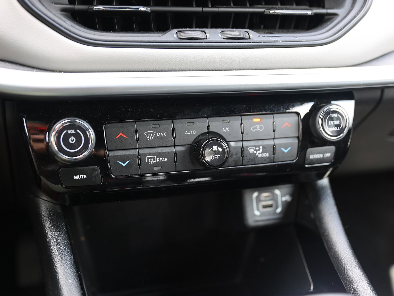 Used 2024 Jeep Compass Limited w/ Sun and Sound Group AWD/4WD image 28