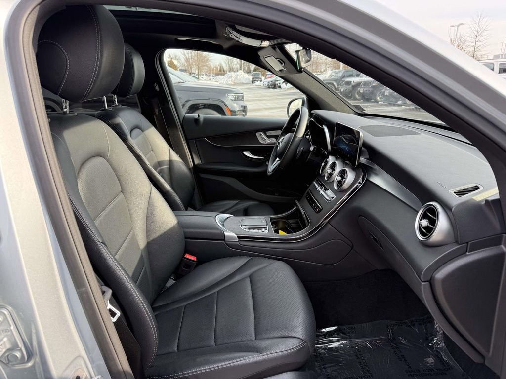 Used 2021 Mercedes-Benz GLC 300 4MATIC w/ Premium Package image 16