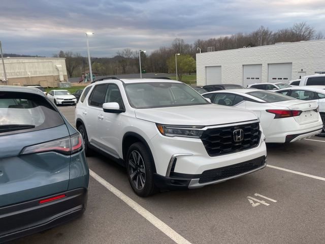 Used 2025 Honda Pilot Touring image 3