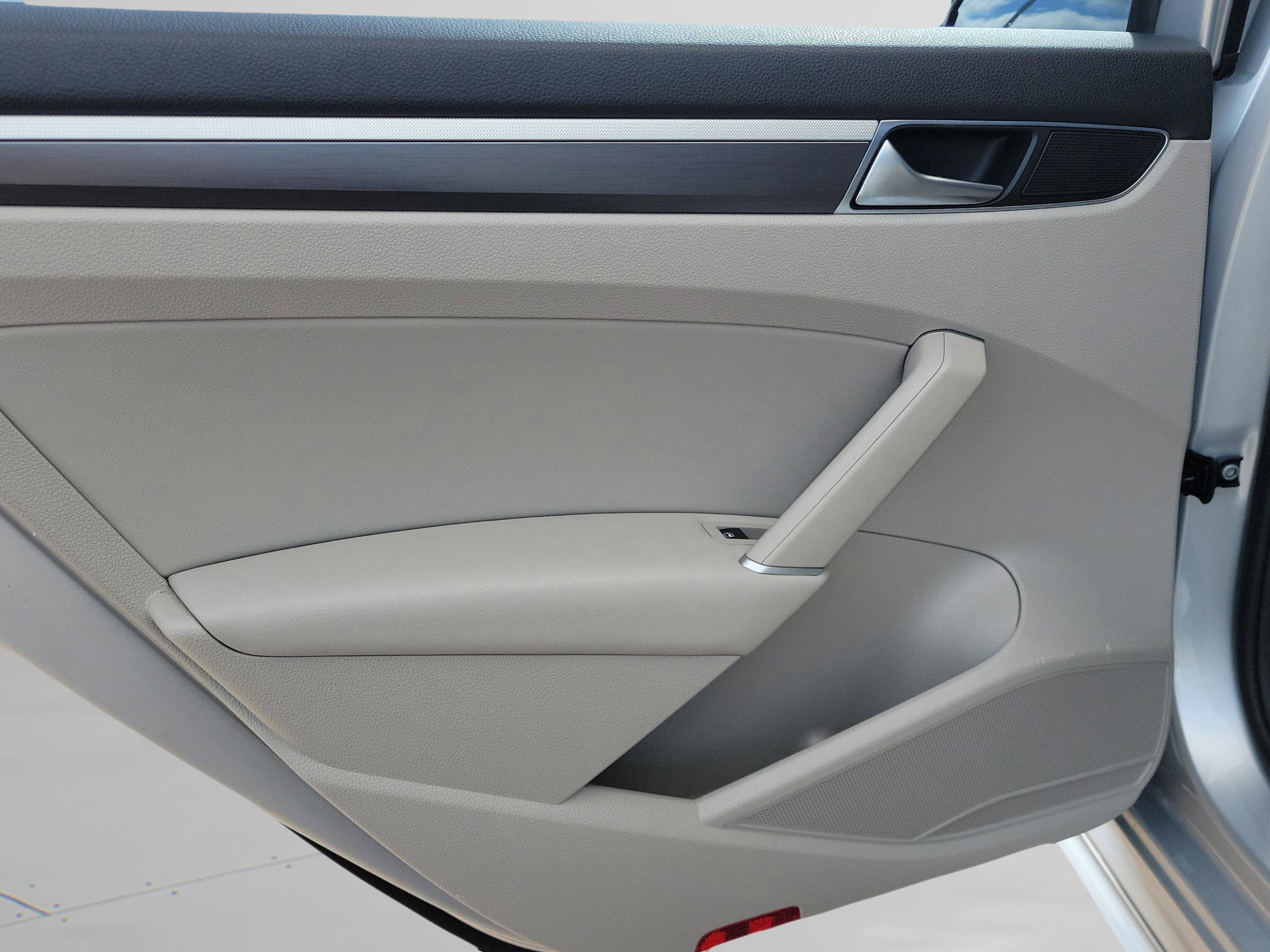 Used 2018 Volkswagen Passat 2.0T R-Line w/ R-Line Lighting Package image 9