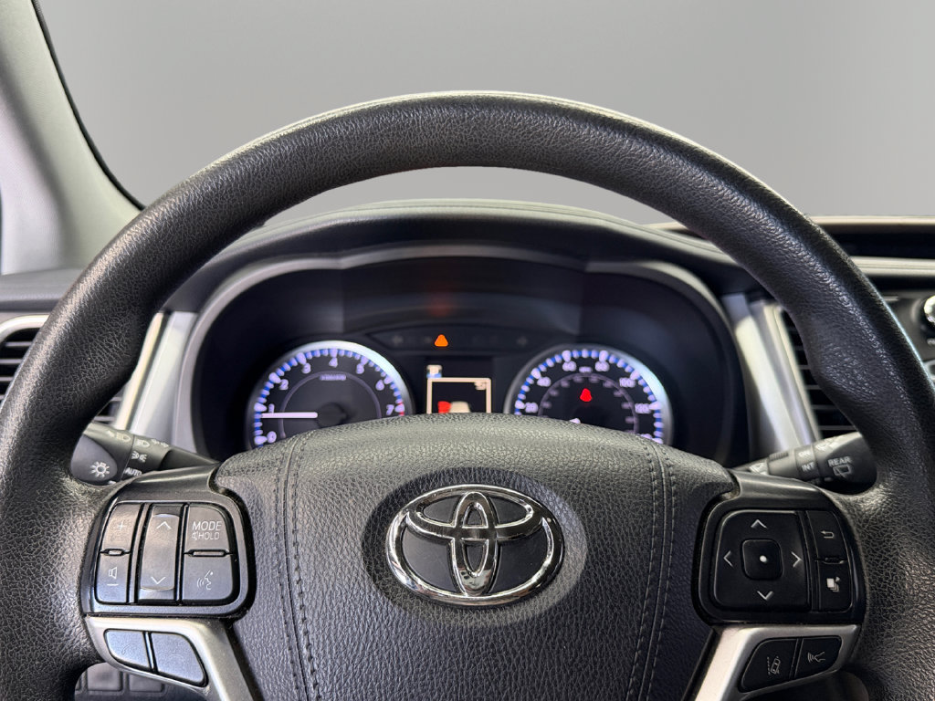Used 2019 Toyota Highlander LE FWD image 17