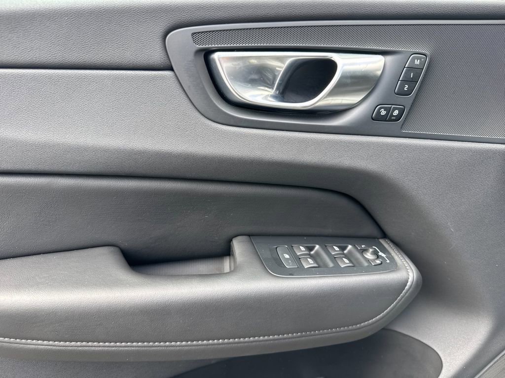 Certified 2025 Volvo XC60 B5 Core image 10