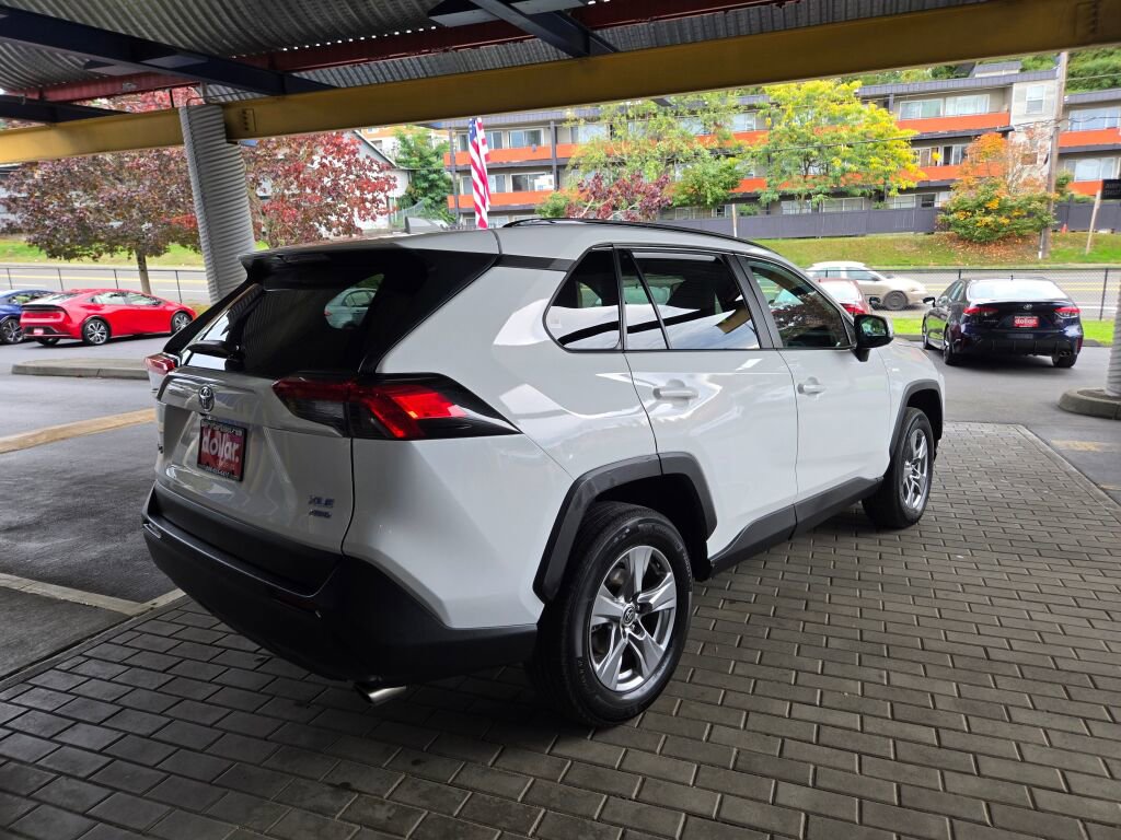 Used 2024 Toyota RAV4 XLE w/ Convenience Package image 5
