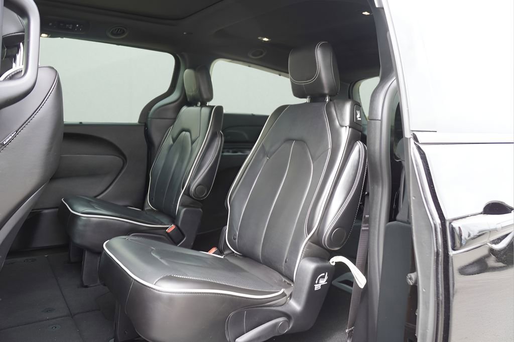 Used 2025 Chrysler Pacifica Limited image 10