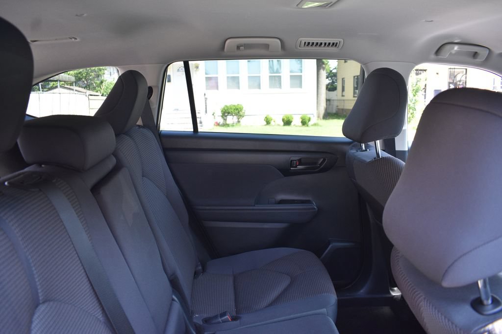 Used 2025 Toyota Highlander LE FWD image 24
