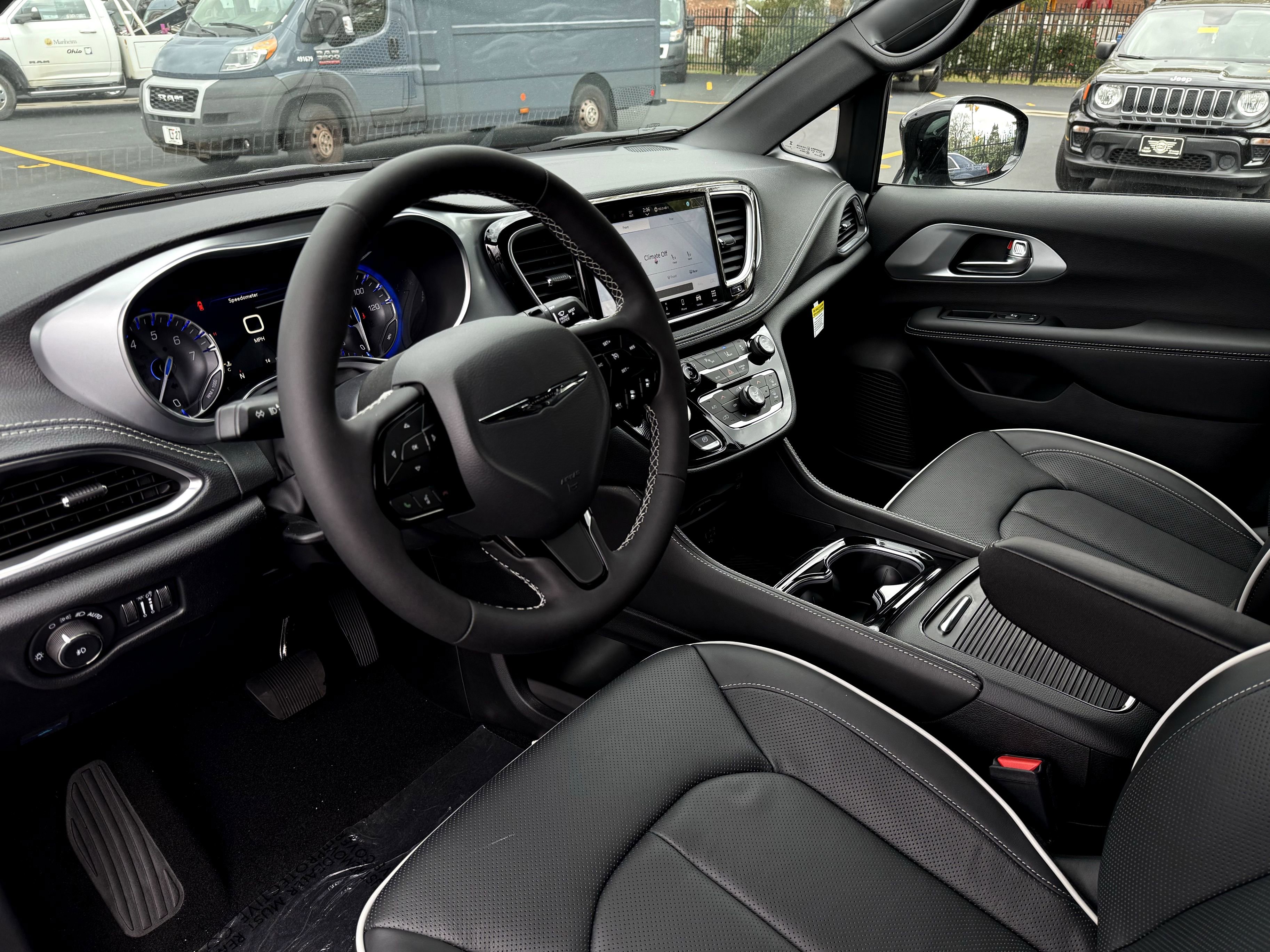 New 2026 Chrysler Pacifica Limited image 16