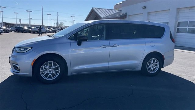 Used 2024 Chrysler Pacifica Touring-L image 6