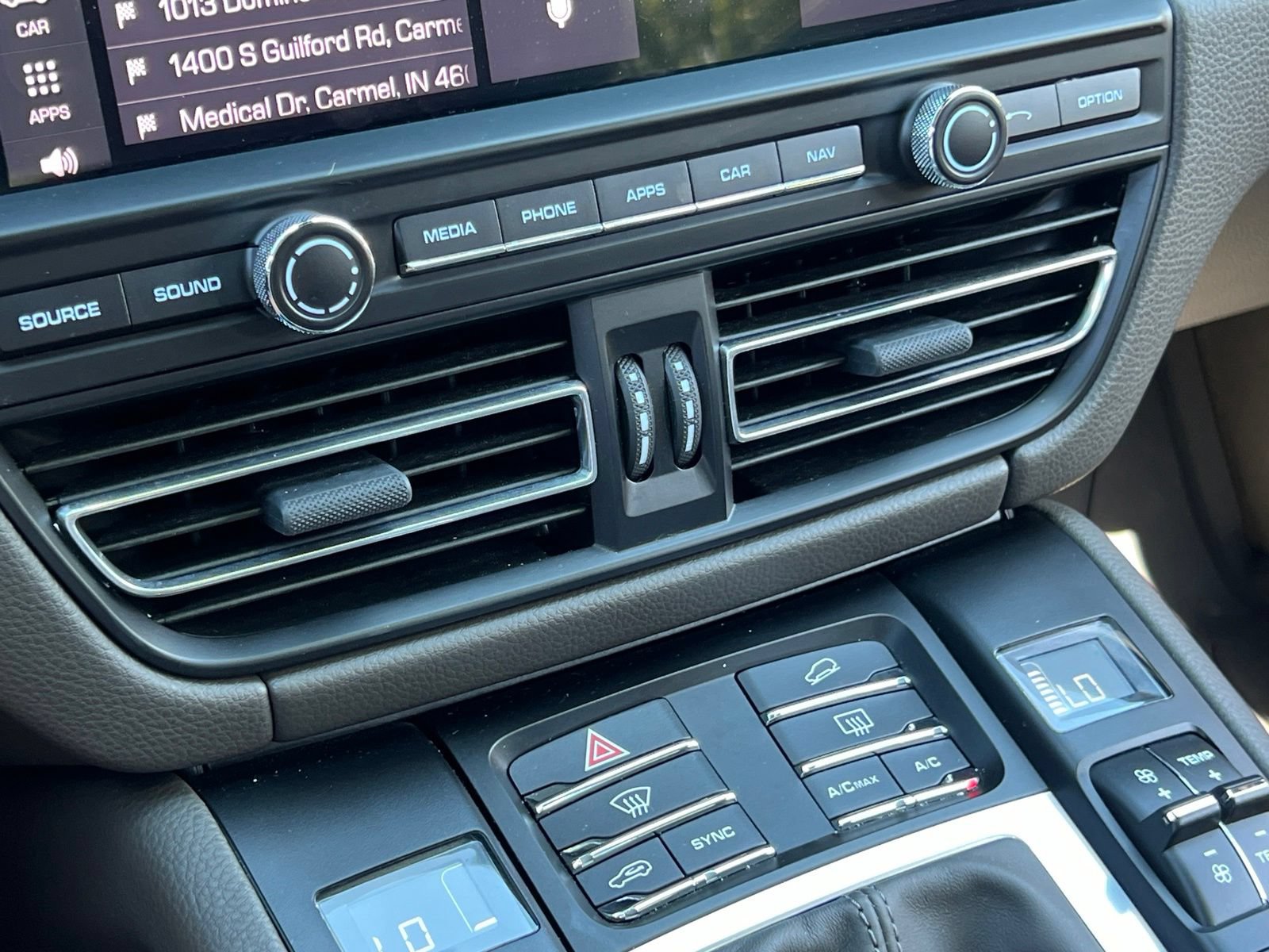 Certified 2021 Porsche Macan AWD/4WD image 29