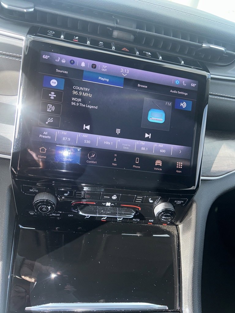 Used 2023 Jeep Grand Cherokee Limited image 2