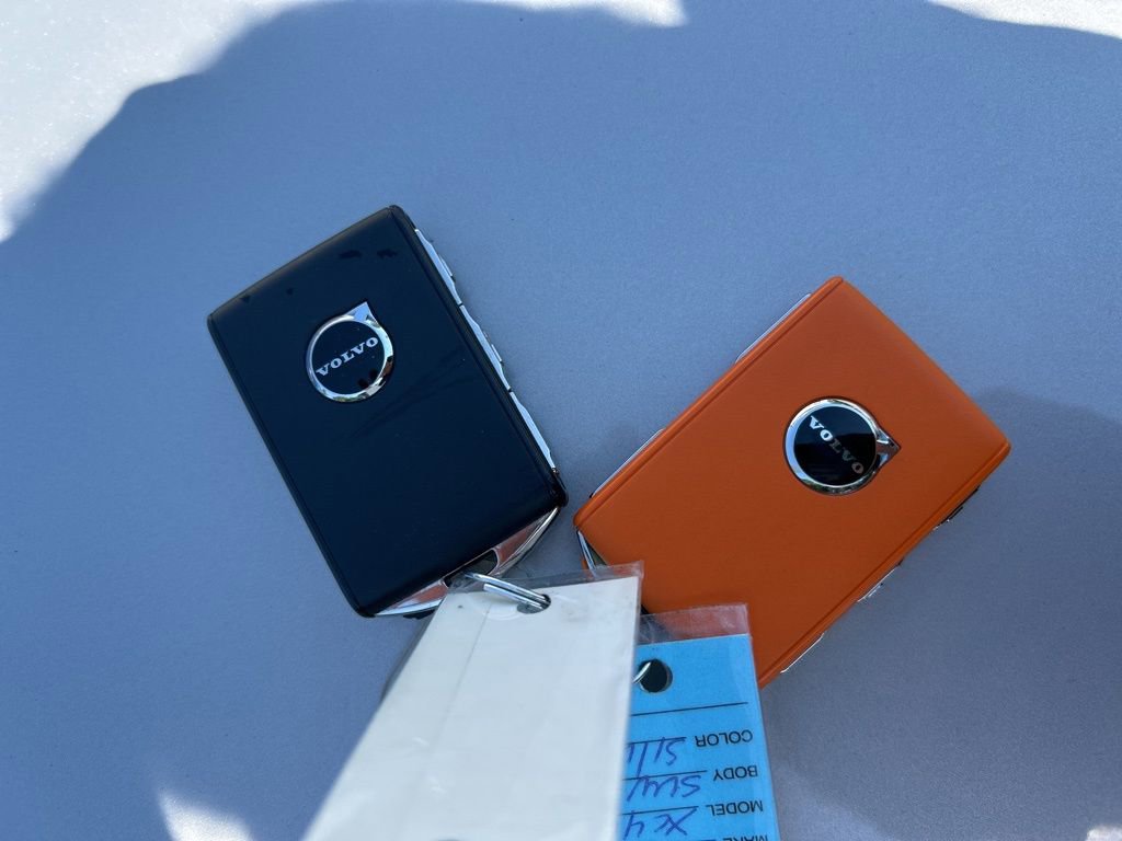 Used 2025 Volvo XC40 B5 Plus image 27