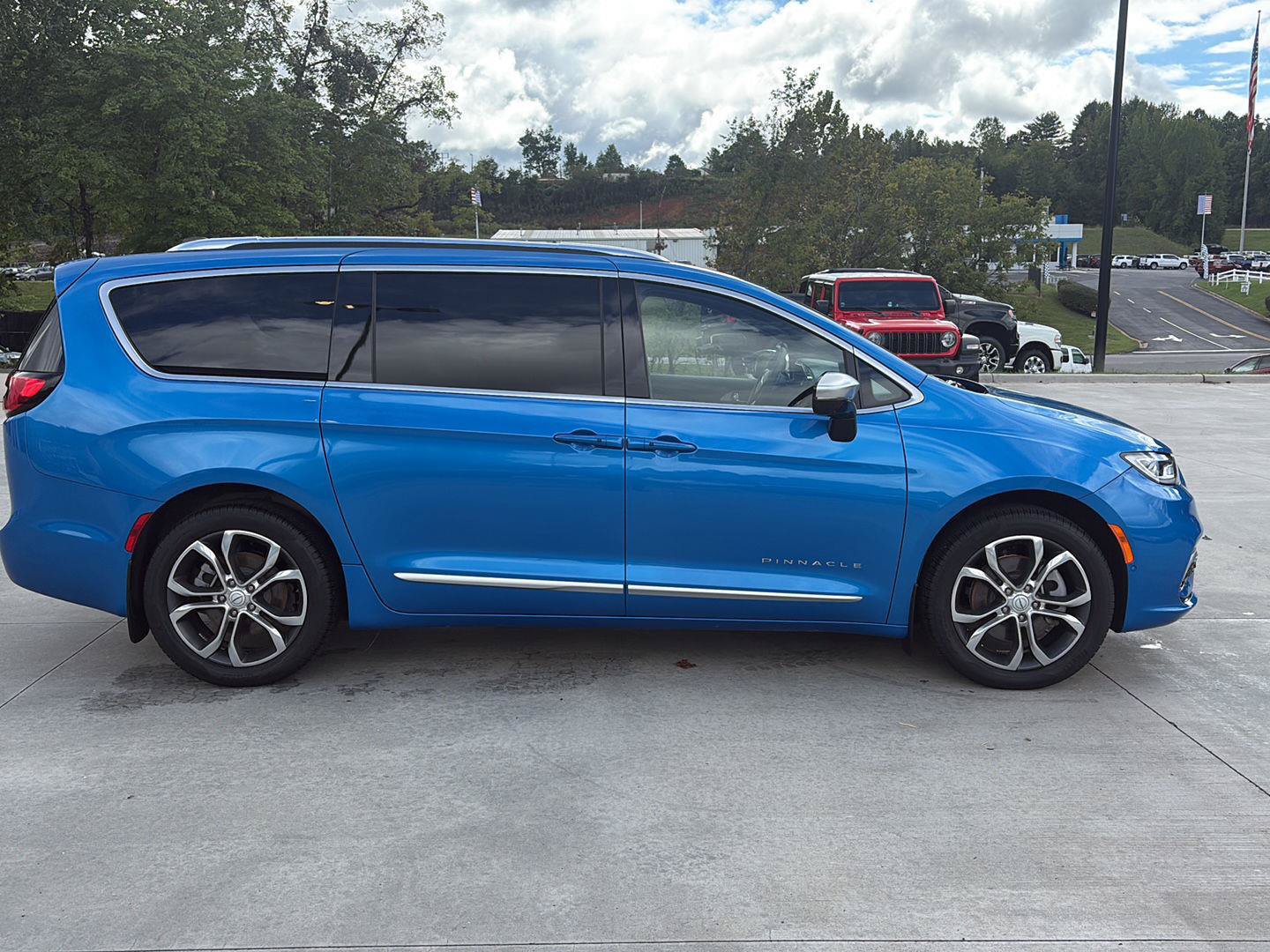 Used 2026 Chrysler Pacifica Pinnacle w/ Trailer Tow Group AWD/4WD image 3