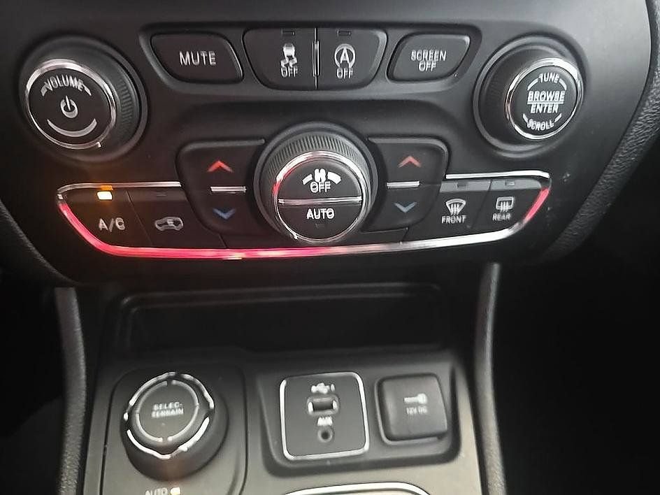 Used 2019 Jeep Cherokee Limited AWD/4WD image 24