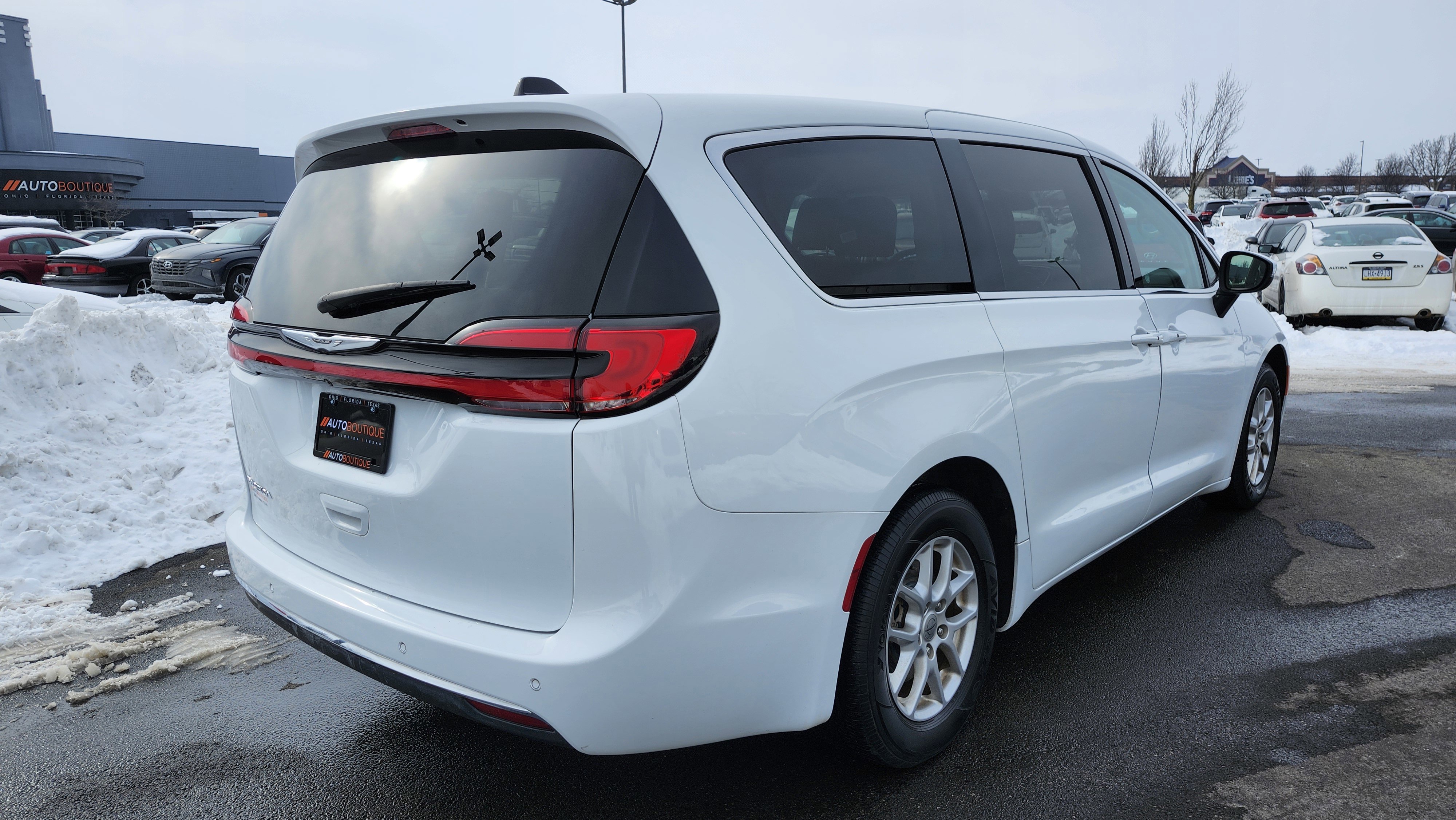 Used 2023 Chrysler Pacifica Touring-L image 15