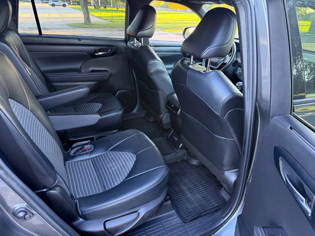 Used 2022 Toyota Highlander XSE AWD/4WD image 8