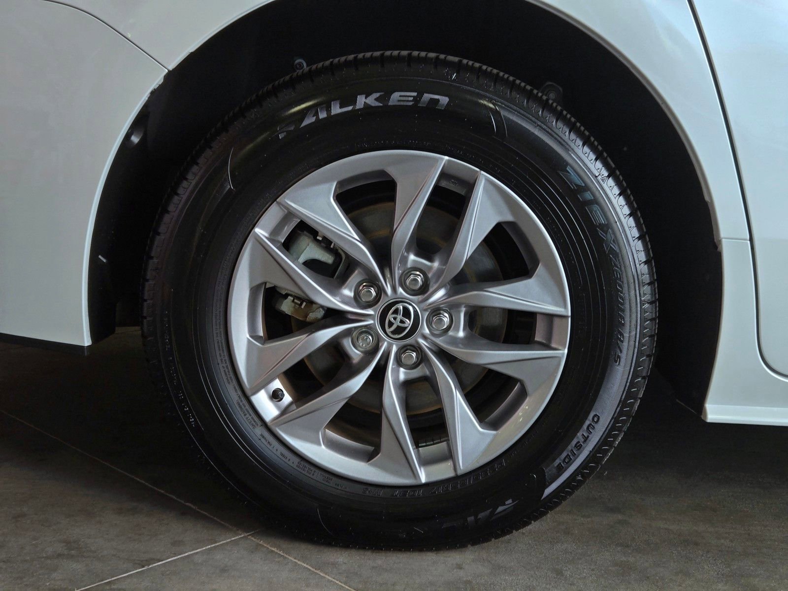 Used 2025 Toyota Sienna XLE w/ XLE Plus Package FWD image 5