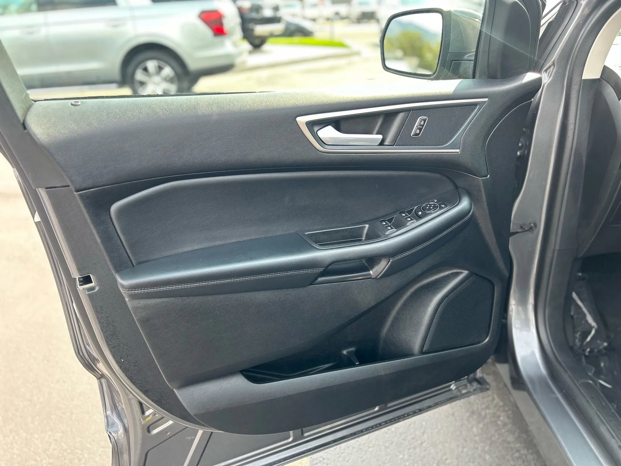 Used 2024 Ford Edge SEL image 9