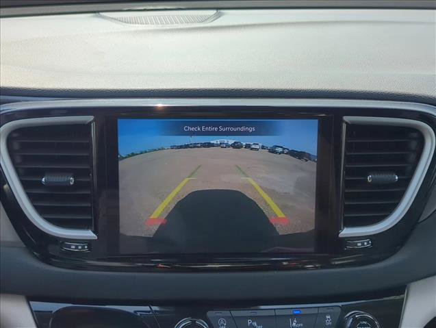 Used 2023 Chrysler Pacifica Touring-L FWD image 14