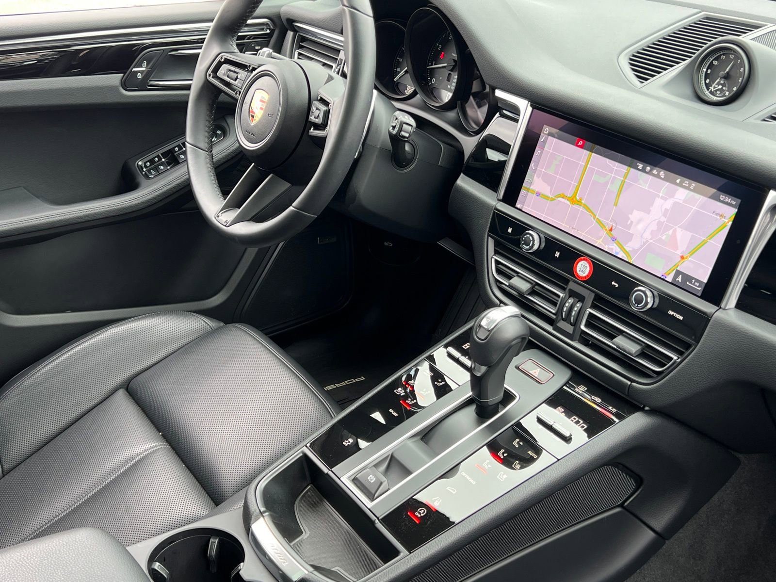 Certified 2025 Porsche Macan image 14