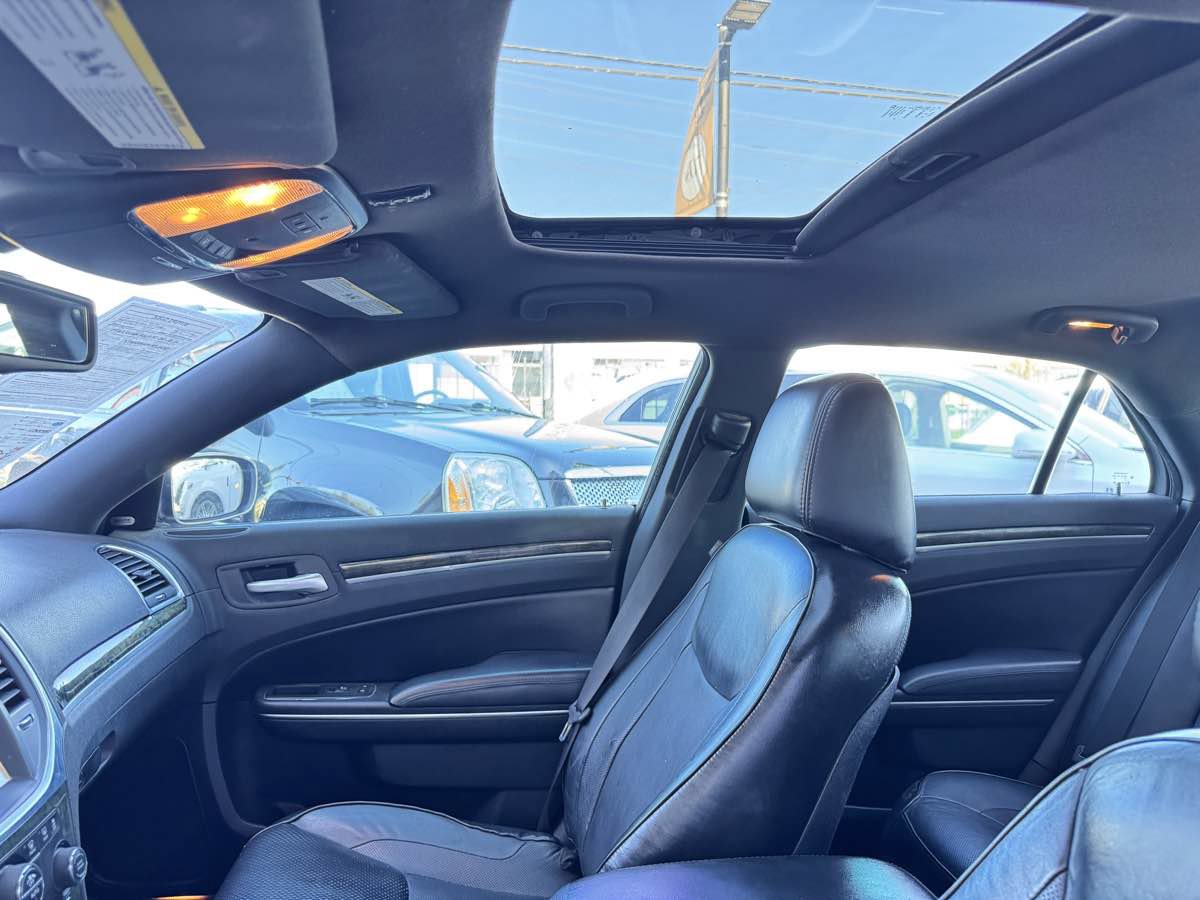 Used 2011 Chrysler 300 C RWD image 32