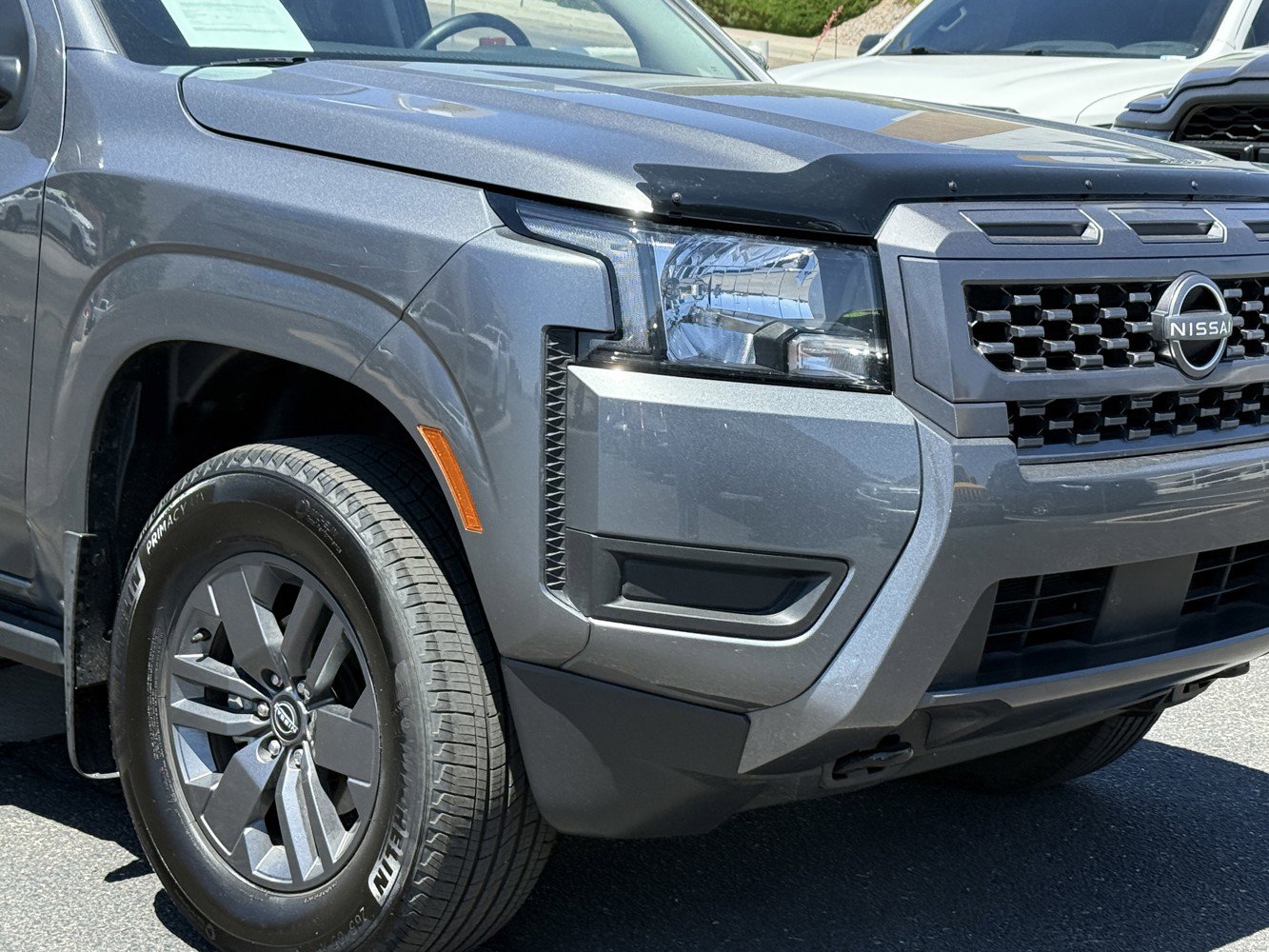 Used 2025 Nissan Frontier SV AWD/4WD image 2