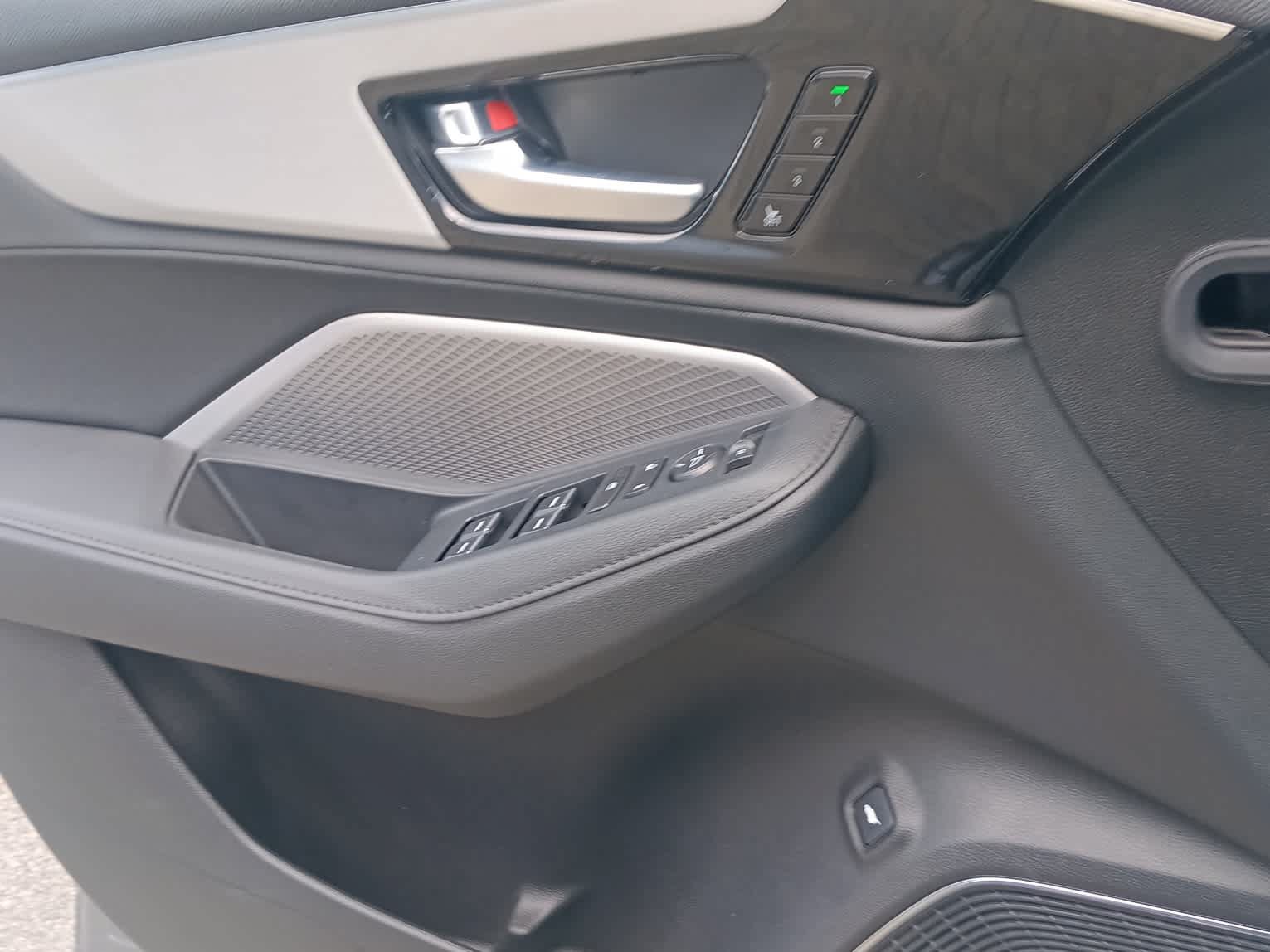 Used 2025 Acura MDX SH-AWD image 13