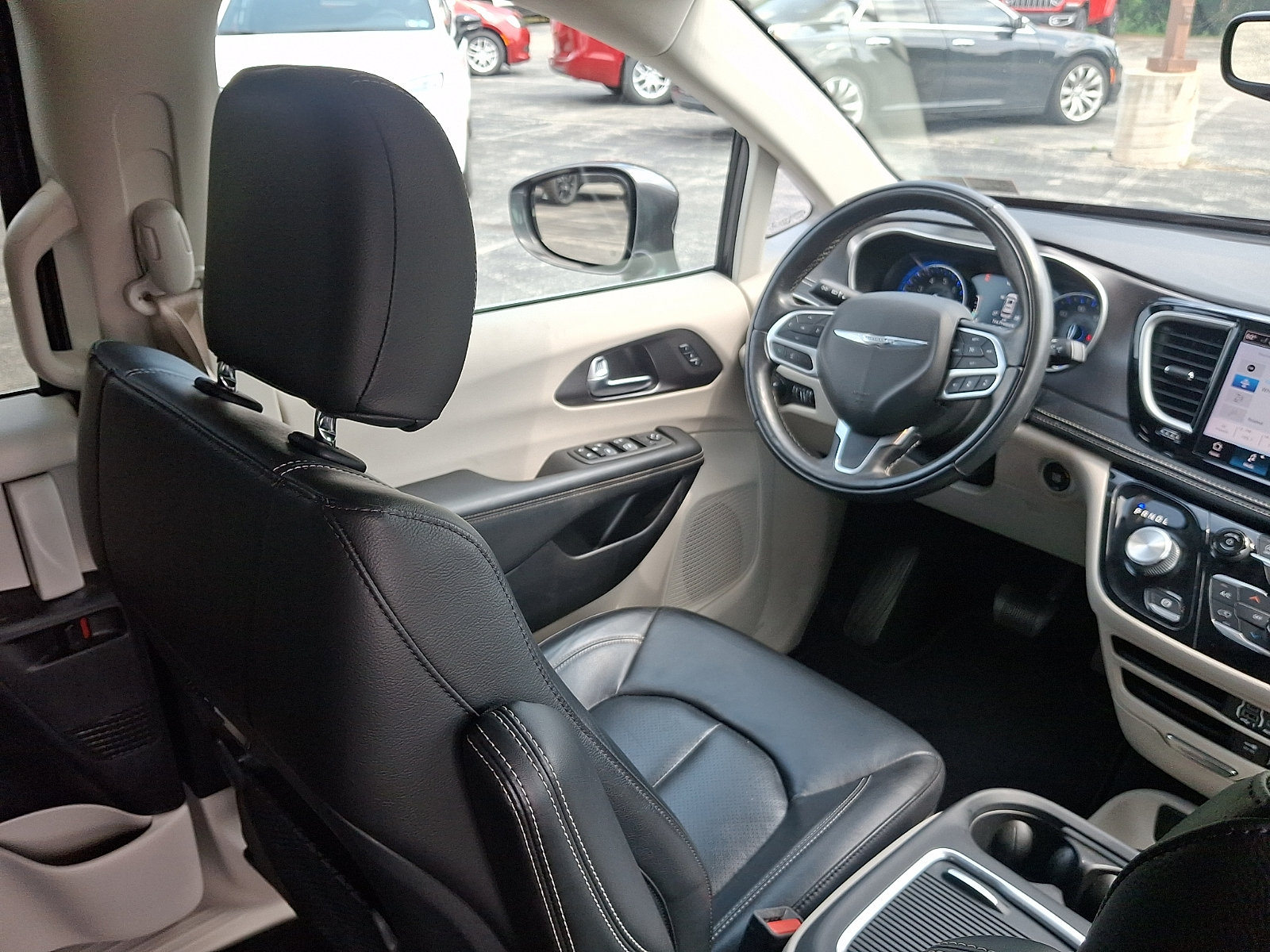 Certified 2022 Chrysler Pacifica Touring-L AWD/4WD image 15