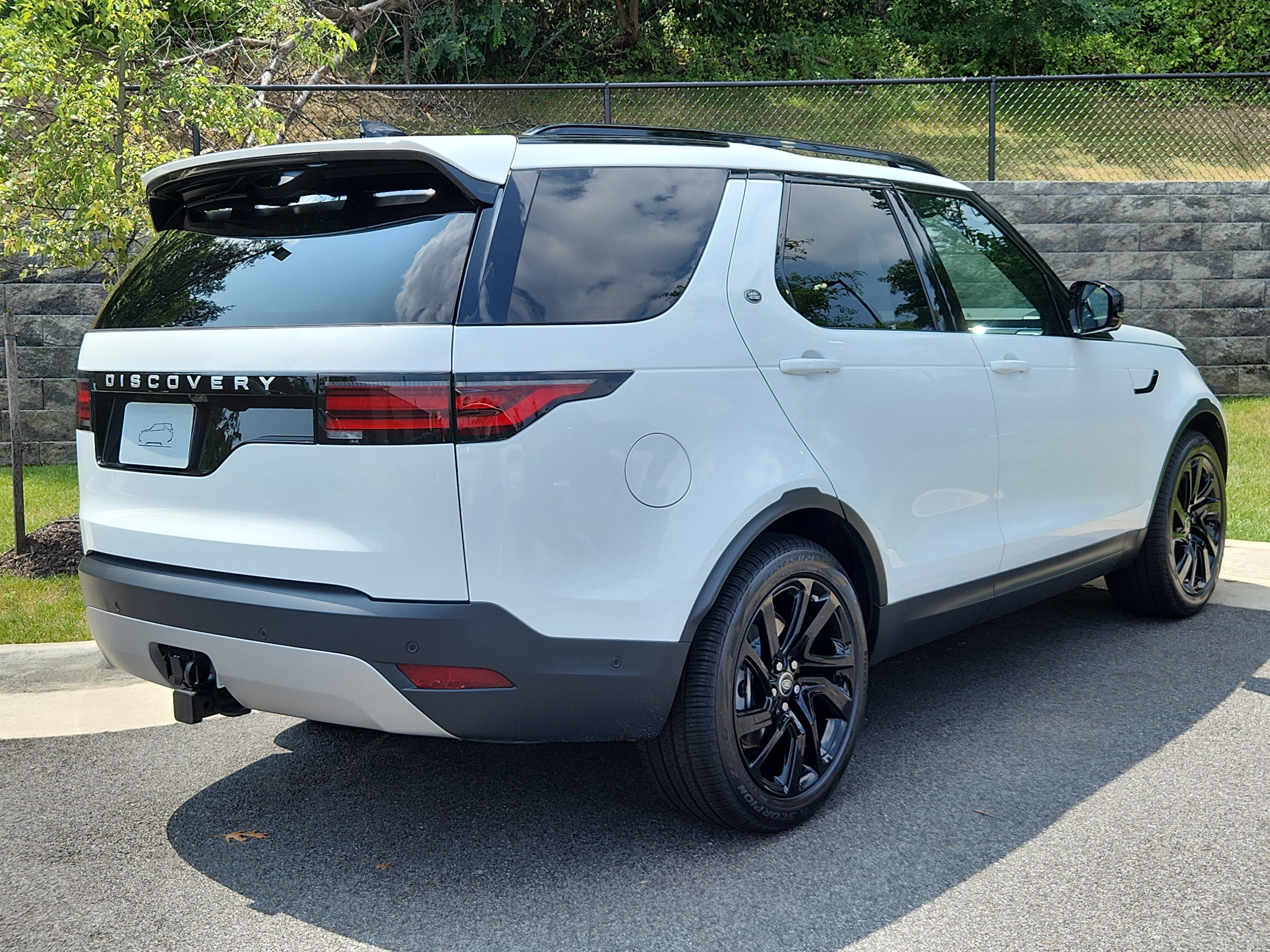 New 2025 Land Rover Discovery S image 2