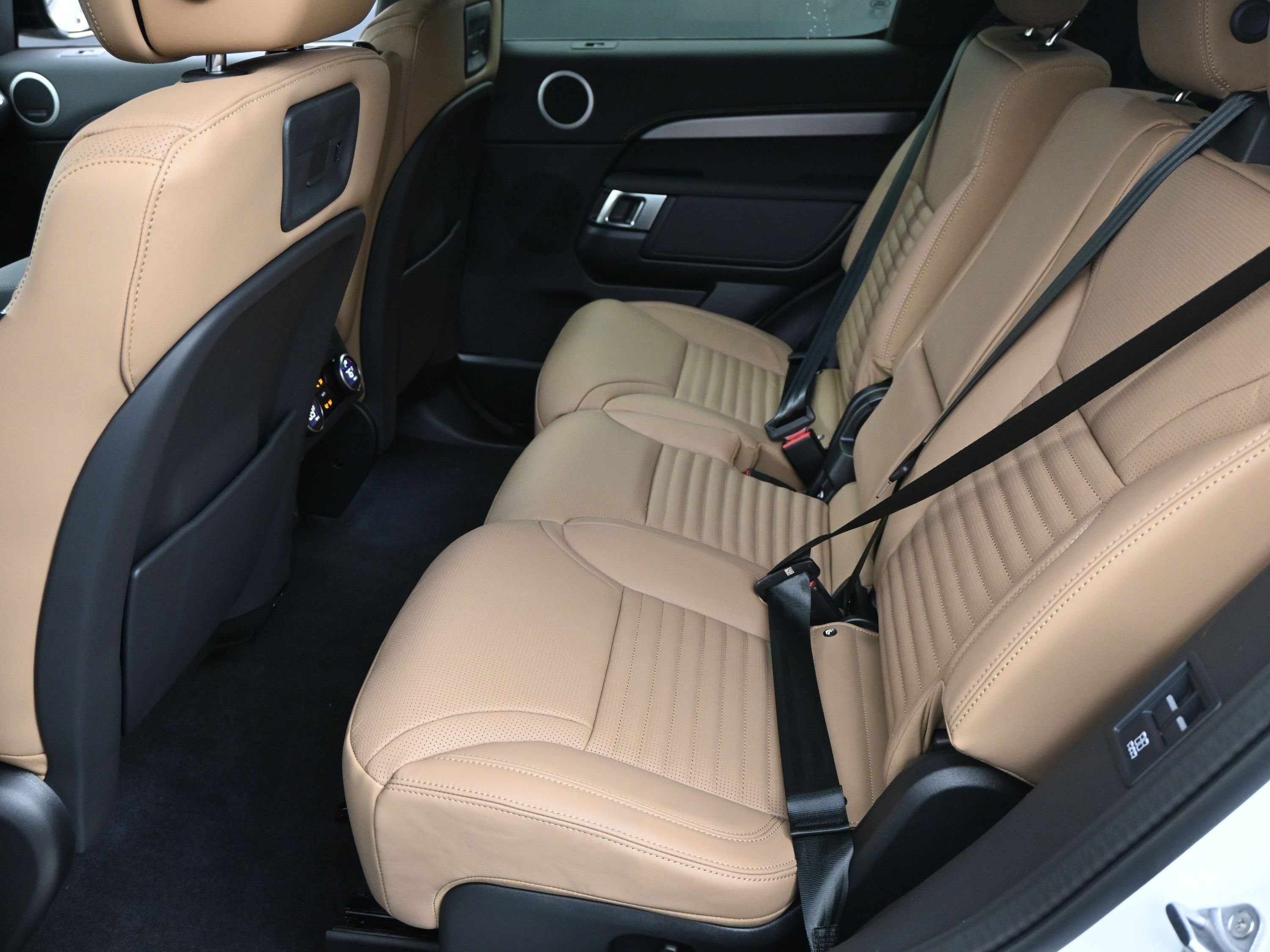 New 2026 Land Rover Discovery Limited Edition image 6