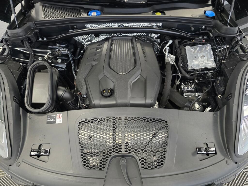 Certified 2025 Porsche Macan image 11