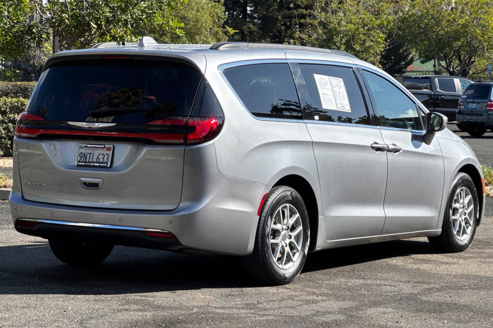 Used 2021 Chrysler Pacifica Touring image 3