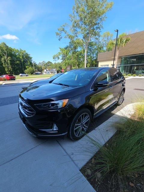 Used 2019 Ford Edge Titanium w/ Equipment Group 301A FWD image 3