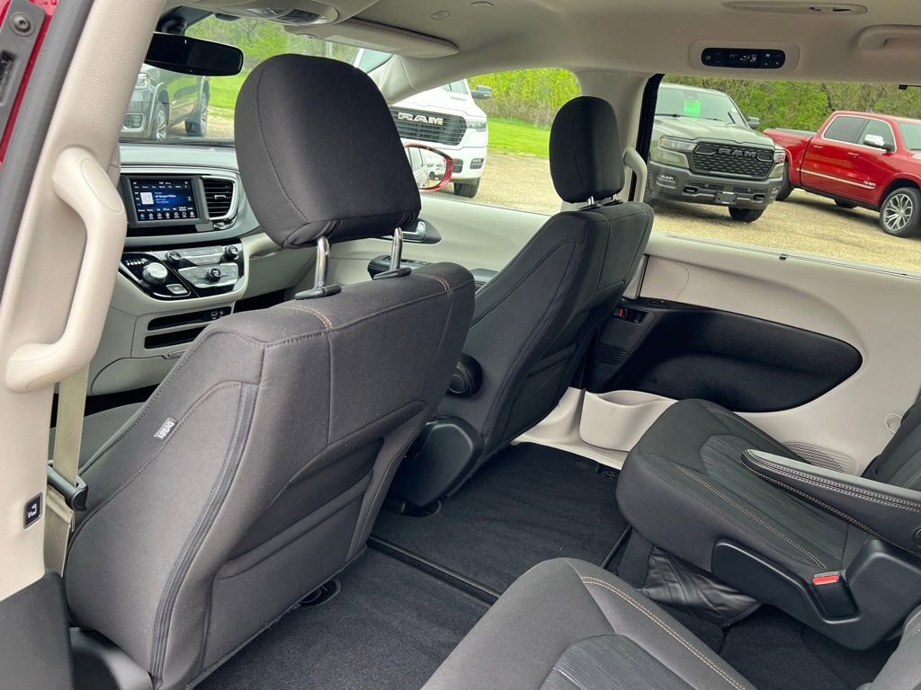 Used 2020 Chrysler Pacifica Touring w/ Tire & Wheel Group FWD image 19