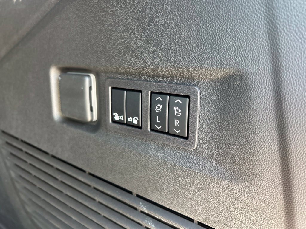 Used 2026 GMC Yukon XL Denali w/ Sun & Power Step Package AWD/4WD image 46