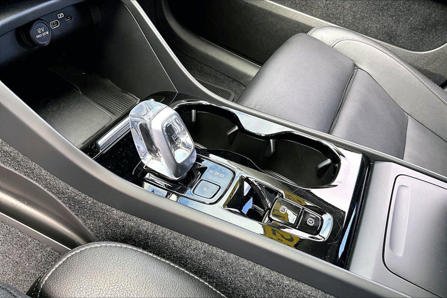 Used 2024 Volvo XC40 B5 Plus image 18