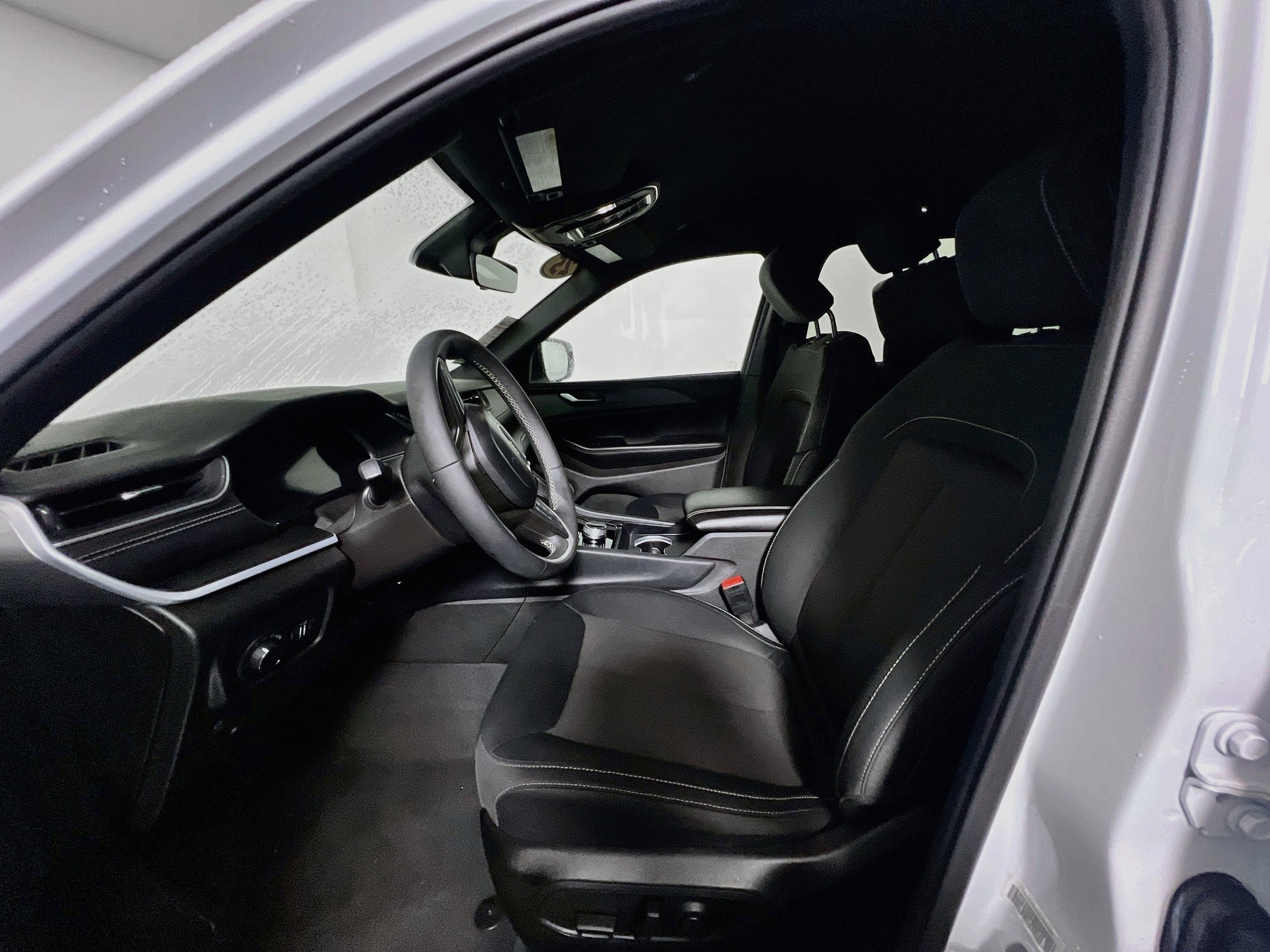 Used 2025 Jeep Grand Cherokee L Laredo RWD image 14