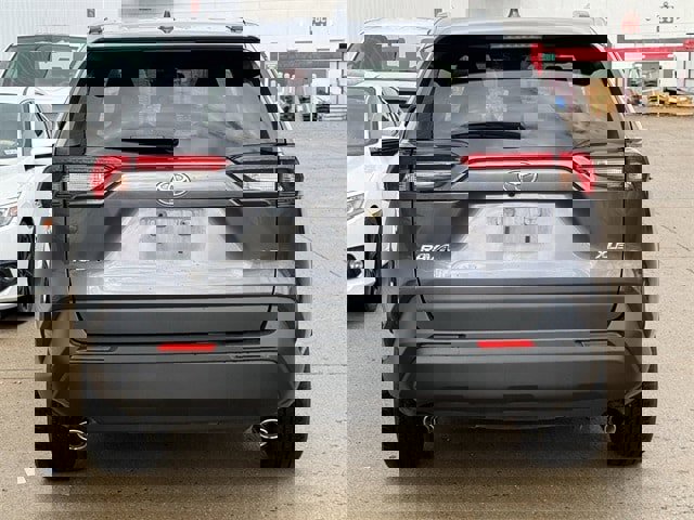 Used 2021 Toyota RAV4 XLE Premium image 5