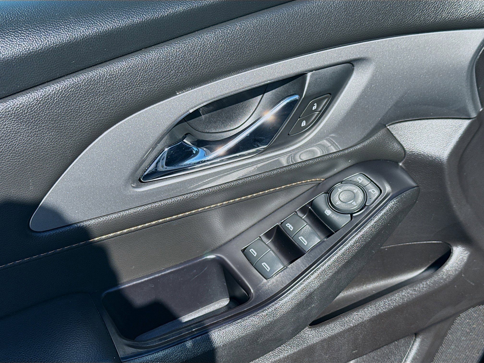 Used 2020 Chevrolet Traverse LT image 16